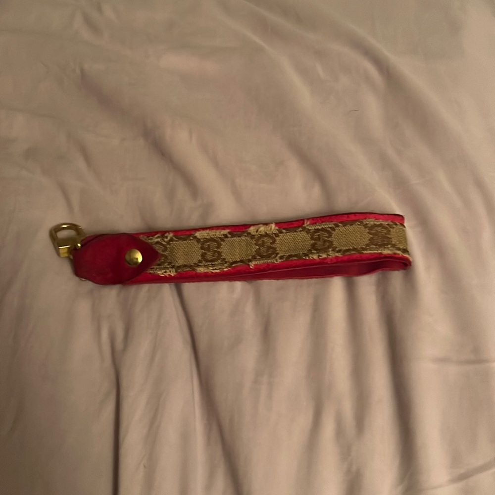 Gucci wristlet that goes with key chain